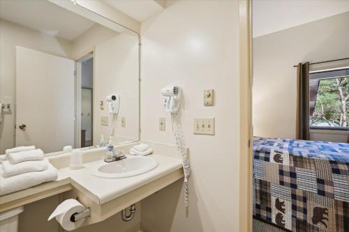 W łazience znajduje się umywalka i prysznic. w obiekcie Cedarbrook Deluxe Two Bedroom Suite with outdoor heated pool 20304 w mieście Killington