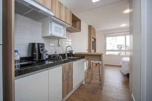 eine Küche mit Spüle und Arbeitsplatte in der Unterkunft Apto Madero PUC in Porto Alegre