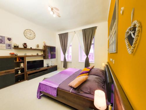 プラハにあるApartment in the center of Pragueの黄色の壁のベッドルーム1室