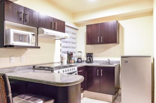 Una cocina o zona de cocina en Acapulco Great location Pool Gym and Smart TV