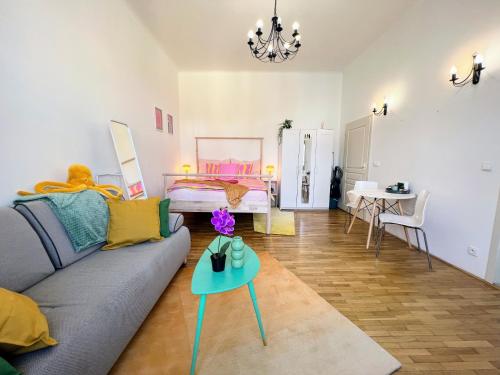 - un salon avec un canapé et une table dans l'établissement Beautiful & peaceful apartment with cute balcony, à Prague