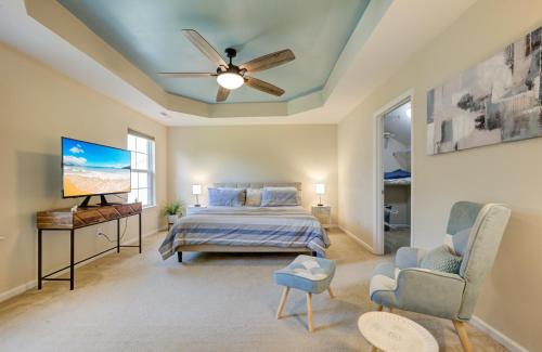 - une chambre avec un lit et un ventilateur de plafond dans l'établissement Mulberry home with pond view, à Charleston