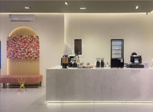 a room with a counter and aasteryasteryasteryasteryasteryasteryasteryasteryastery at شقق ابيات الشمال للشقق المخدومة in Rafha