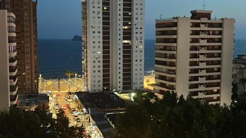 Große Ferienwohnung mit großer Terrasse an der Costa Blanca für 4 Erwachsene und 1 Kind circa 250 m vom Meer