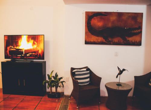 a living room with a television and a fireplace at Departamento allende antiguo in Oaxaca City
