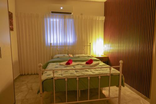 Cama o camas de una habitación en דירת אירוח vip רק 5 דקות נסיעה מהים חלום של מקום