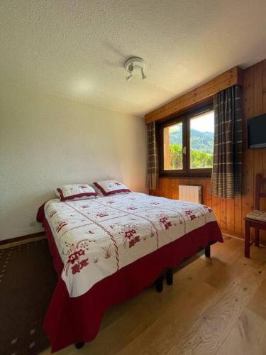 une chambre avec un grand lit avec une fenêtre dans l'établissement Charming Bright Spacious Village Walk to lift Hike, à Praz-sur-Arly