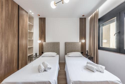 due letti in una stanza con lenzuola bianche di Luxury Modern Full Seaview Retreat a Durrës