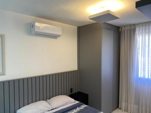 a bedroom with a bed and a ceiling fan at Apto com visita mar, piscina, sauna, academia e serviço de limpeza in Rio de Janeiro