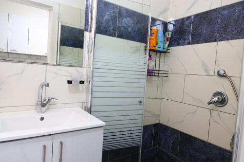 Un baño de דירת אירוח vip רק 5 דקות נסיעה מהים חלום של מקום