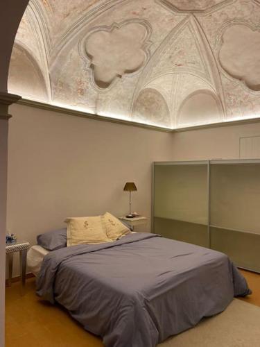 a bedroom with a large bed with a ceiling at I Tre Re, arte e storia. in Fossombrone