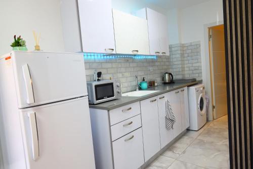 Una cocina o zona de cocina en דירת אירוח vip רק 5 דקות נסיעה מהים חלום של מקום