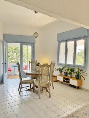 uma sala de jantar com mesa e cadeiras em Beautiful apartment - Dizengoff square em Tel Aviv