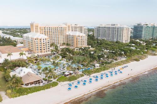 邁阿密的住宿－The Ritz Carlton Key Biscayne, Miami，享有度假村的空中景致,设有海滩和建筑