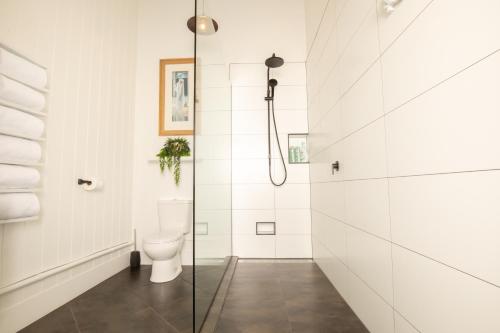 łazienka z prysznicem i toaletą w obiekcie The Factory Luxury Accomodation w mieście Kaikoura
