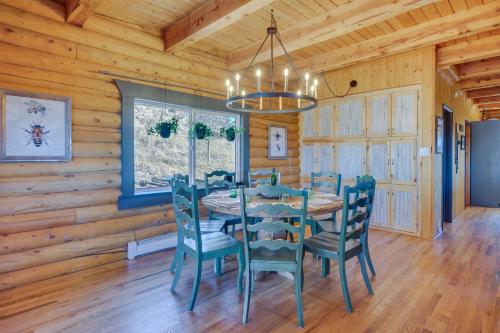 Fotografie z fotogalerie ubytování Lake George Cabin with Deck and Mountain Views! v destinaci Florissant