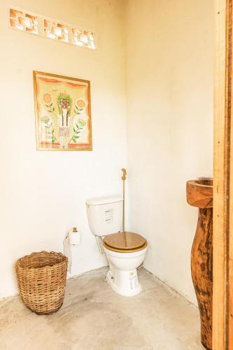 a bathroom with a toilet in a room at Corumbau Cura in Prado