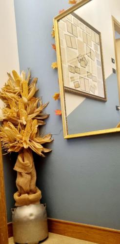 a plant in a vase sitting next to a wall at Affittacamere Ai Fiori in Cittadella