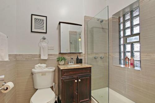 een badkamer met een toilet en een glazen douche bij Comfy and Serene Studio Apt in Chicago - Pensacola 2W in Chicago