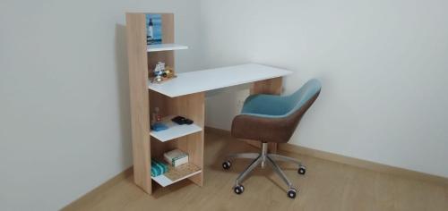 een kantoor met een bureau, een stoel en een plank bij Victoria Costa Verde in Lima