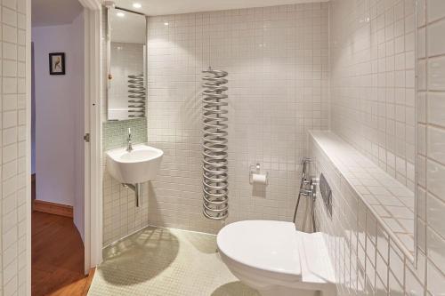 ein Bad mit einem WC und einem Waschbecken in der Unterkunft Stunning 3 bed Yorkshire Dales cottage in Appletreewick