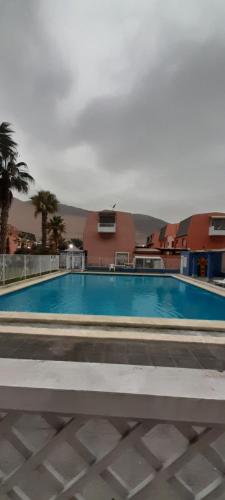 a large swimming pool in front of a building at Cómodo departamento in Iquique