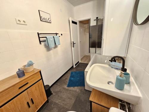 y baño con lavabo y bañera. en Blu Apartment Ferienwohnung, Businesswohnung, Monteurzimmer, en Salzgitter