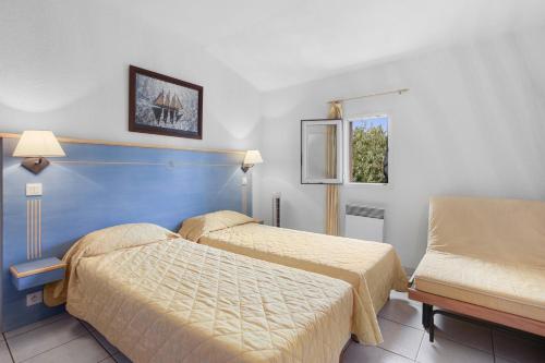 een hotelkamer met twee bedden en een raam bij Appartement Le Plan de La Tour in Plan-de-la-Tour