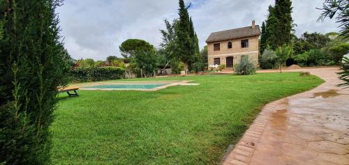 un patio con una casa y una piscina en Aljubea, tu casa rural en Cordoba, en Córdoba