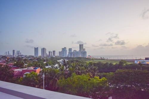 vista su una città con edifici alti di Ayenda Salome Apartments a Cartagena de Indias