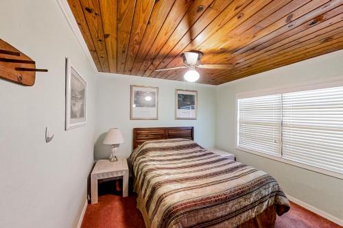 - une chambre avec un lit et un plafond en bois dans l'établissement Lake June Resort #10, à Lake Placid
