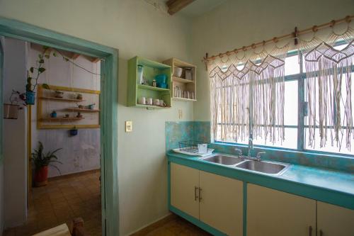 cocina con fregadero y ventana en Precioso Departamento en Morelia