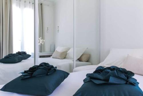 - 2 lits avec des oreillers dans une chambre dans l'établissement La Palmeraie, à Nice