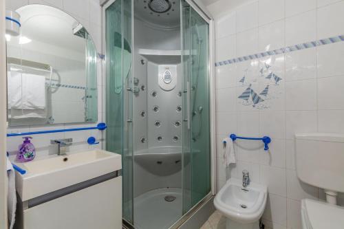 une salle de bain avec une douche, un lavabo et des toilettes dans l'établissement Maison Bruno, à Annecy