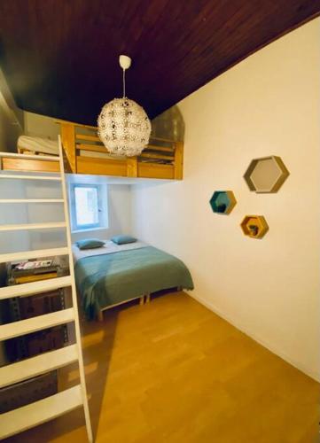 une chambre avec un lit superposé et une échelle dans l'établissement Bel appartement climatisé proche calanques vieux port, à La Ciotat