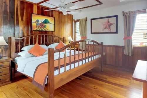 een slaapkamer met een bed met houten wanden en houten vloeren bij Latitude Adjustment Gold Standard Certified in Hopkins