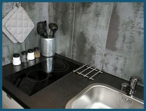 a kitchen counter with a sink and a counter top with a counter top at Apartment TRAUM - ruhig gelegen, schnell erreichbar, mit Balkon in Braunschweig
