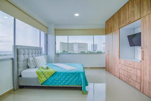 una camera con letto, TV e finestre di Ayenda Salome Apartments a Cartagena de Indias