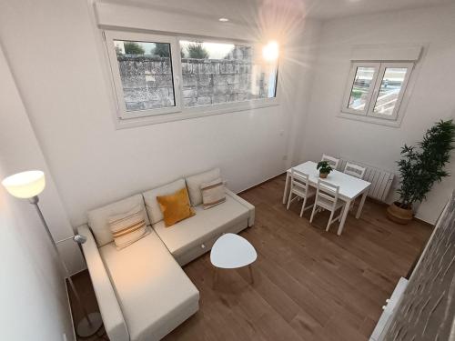 een woonkamer met een bank en een tafel bij MiniLoft Baiona - in Baiona