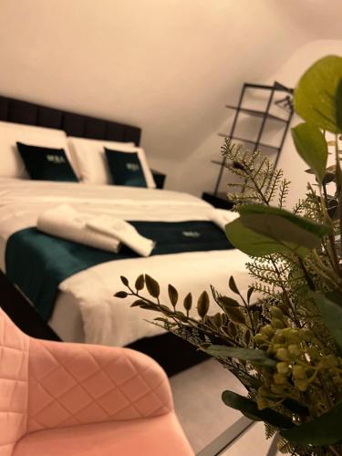 - une chambre avec deux lits et une chaise dans l'établissement Hotel HOLA, à Stuttgart