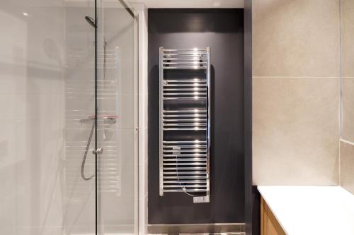 a bathroom with a shower with a glass door at Appart 12 pers 5km plage Hendaye in Urrugne