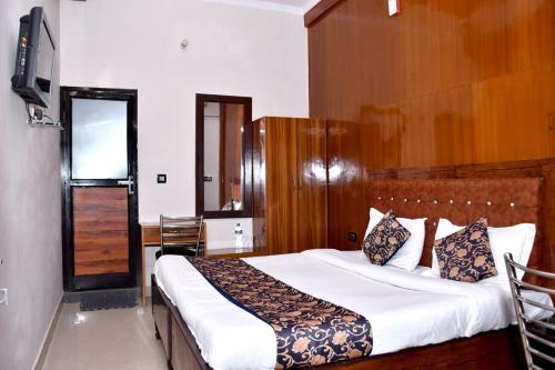 Postel nebo postele na pokoji v ubytování Hotel Rajat Residency Bijnor