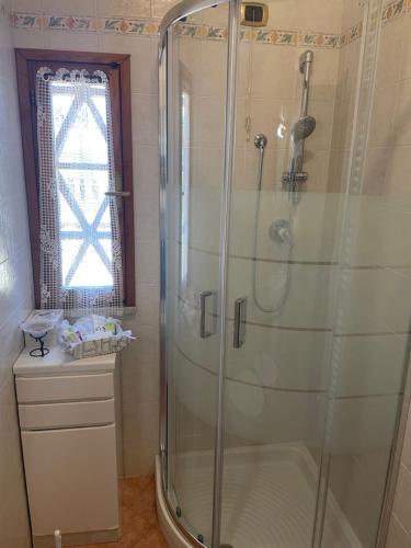 eine Dusche im Bad mit Glasdusche in der Unterkunft Casa Imola in Poggibonsi