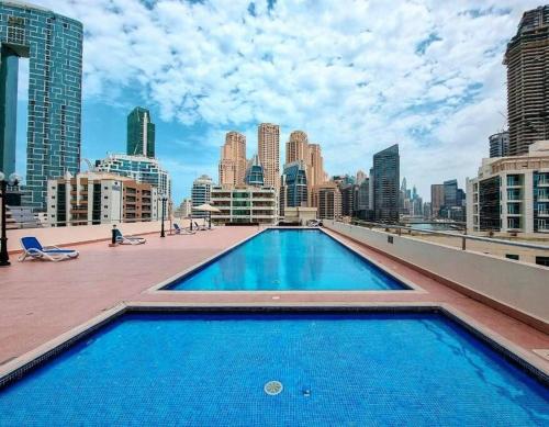 Bazén v ubytování Luxurious 2 Bedroom With Iconic Marina & Arabian Sea View nebo v jeho okolí