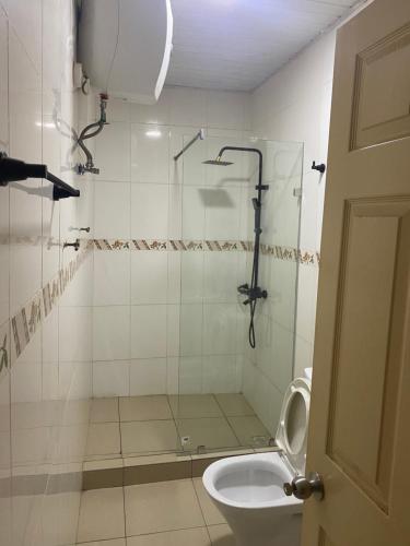 ein Bad mit einer Dusche und einem WC. in der Unterkunft 3XN Homes in Taifa