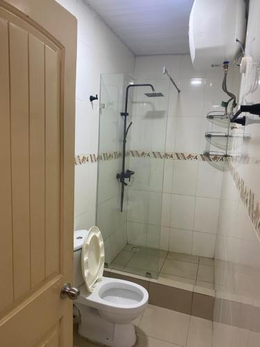 ein Bad mit einem WC und einer Glasdusche in der Unterkunft 3XN Homes in Taifa