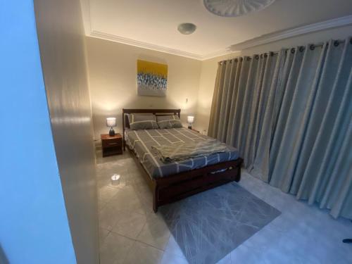 ein Schlafzimmer mit einem Bett und zwei Lampen in der Unterkunft 3XN Homes in Taifa