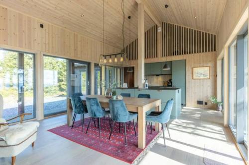 una cucina e una sala da pranzo con tavolo e sedie in legno di Unique new cabin by Hafjell & Skei with stunning view a Tretten