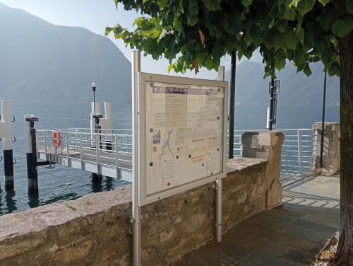 a sign on the side of a pier at Casa Violetta, Historic Center in Colonno