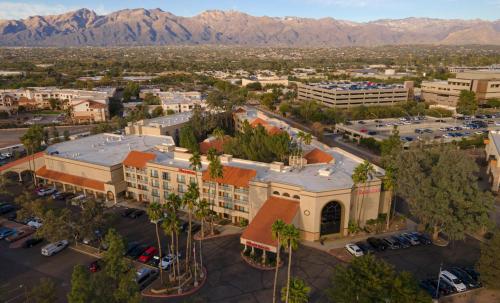 una vista aérea de una ciudad con montañas en el fondo en Sheraton Tucson Hotel & Suites, en Tucson
